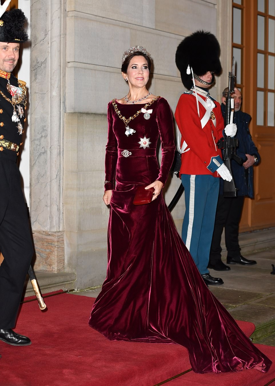 玛丽王妃一件礼服穿13年,四次出现在跨年晚宴上,依旧高雅又气质