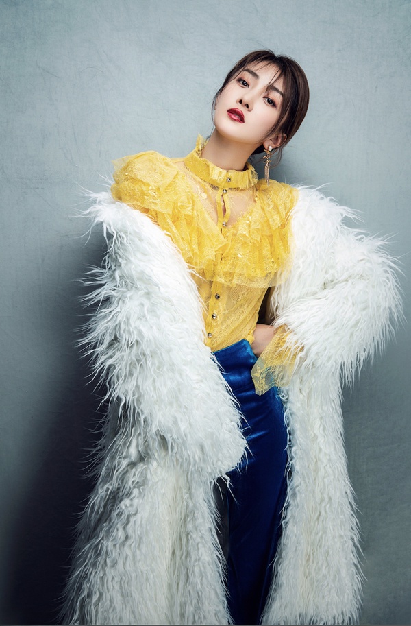 在辞旧迎新之际,青年女演员也为粉丝们带来了一组跨年写真,写真中的刘