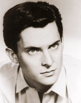 他是第一代福尔摩斯,曾搭档奥黛丽赫本,却因过于好看而自伤容颜