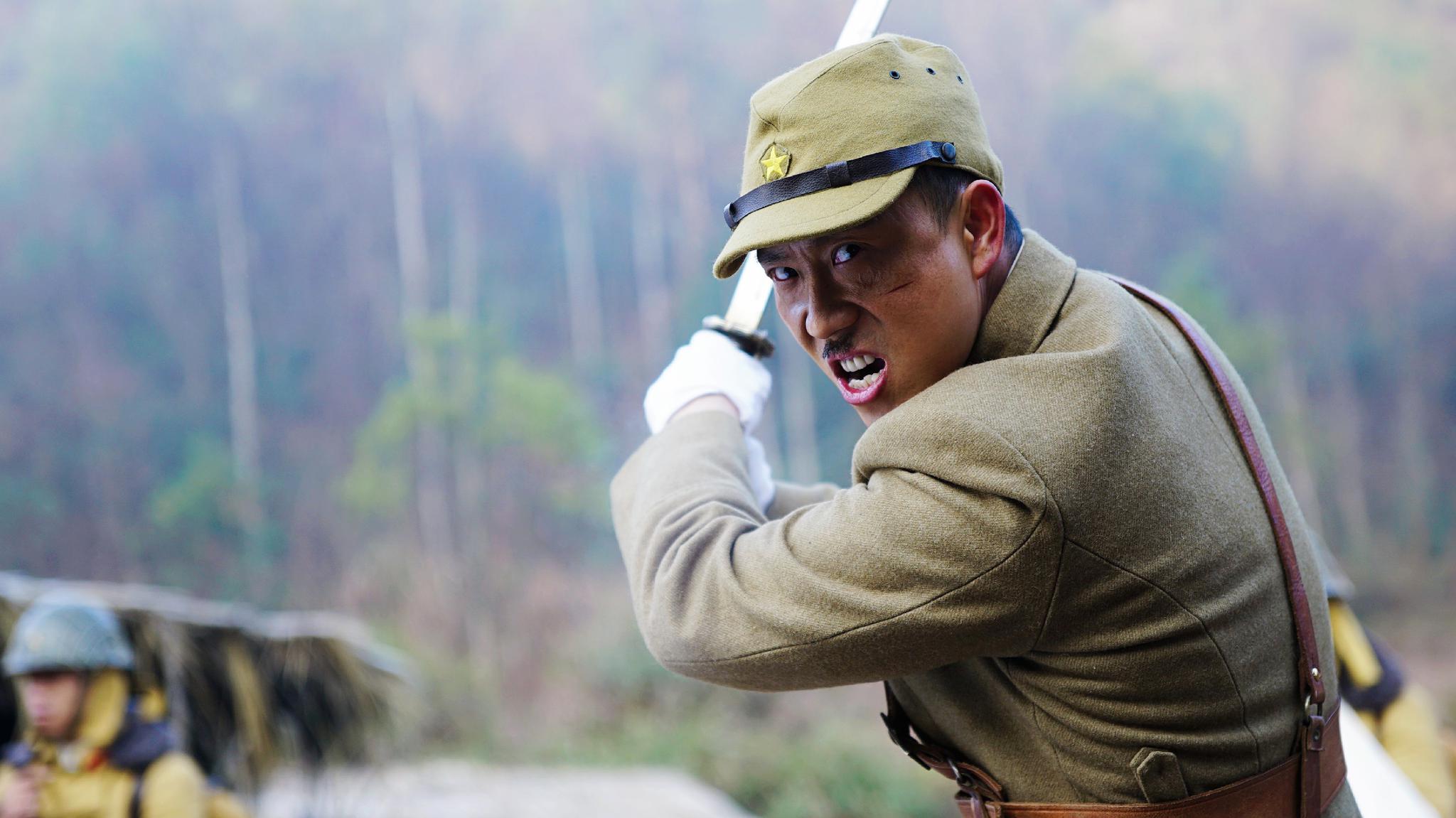 演员闫巍凭借高大的身材和魁梧的外型被选中饰演这个性格上带有"变态