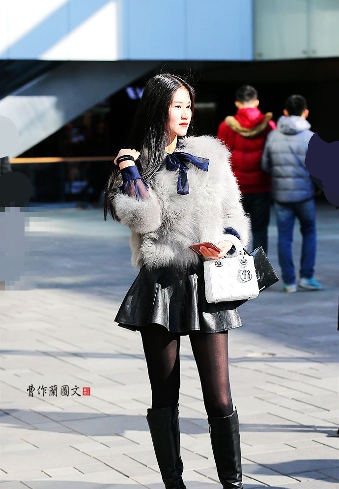 街拍:女人味儿满满的冬季短裙美女