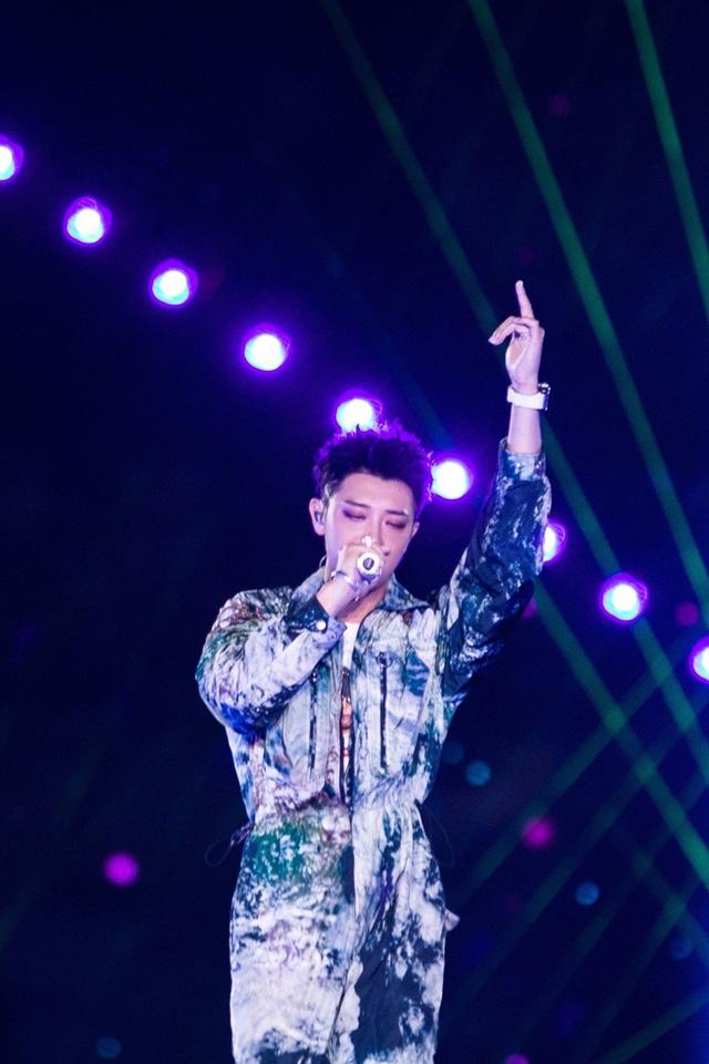 黄子韬在跨年晚会演唱与观众互动时,猝不及防遭到男粉丝偷亲
