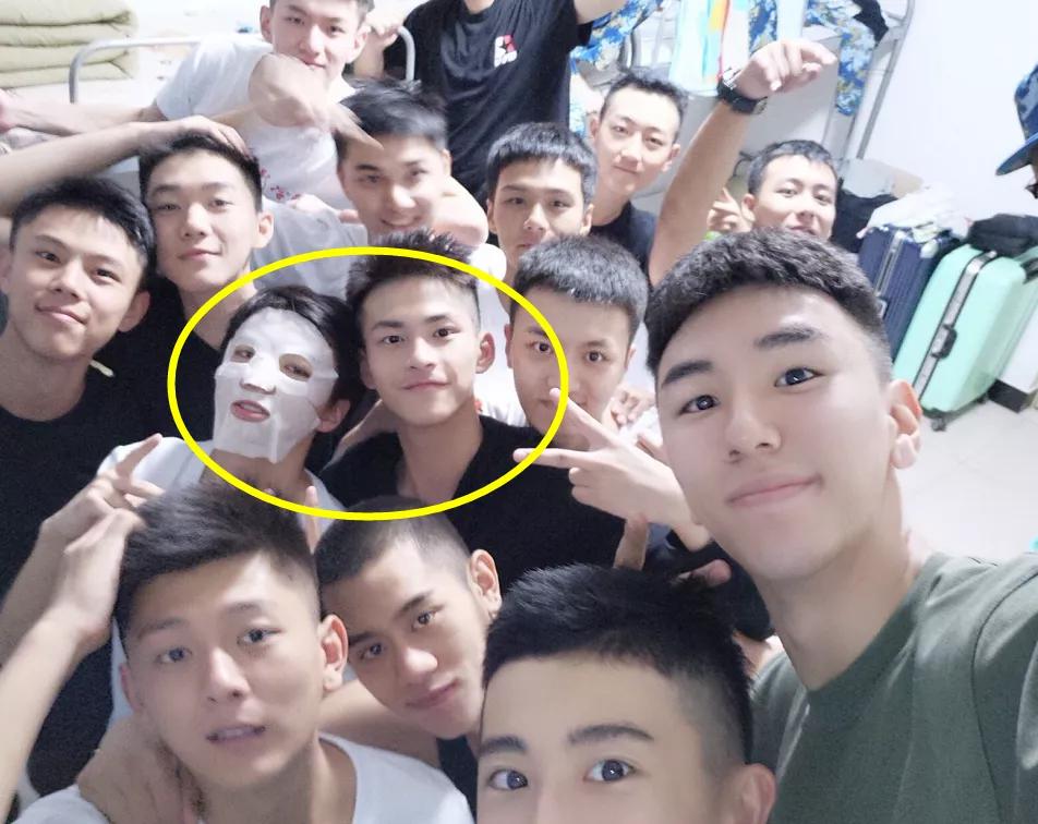 王俊凯与同学约火锅,c位"班花"颜值抢镜,难怪被全班宠成公主