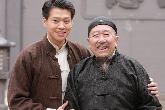 再到《暗香》中的七叔,以及与黄宏牛莉小品中的老谭,都给我们留下了