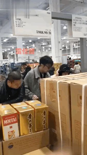 雷佳音与妻子翟煦飞逛街，购物车塞满，结婚10年甜蜜如初