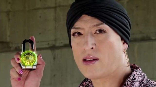 榴莲姐过去曾于军队服役过,在战斗素养方面要比喜欢玩乐战斗的主角们