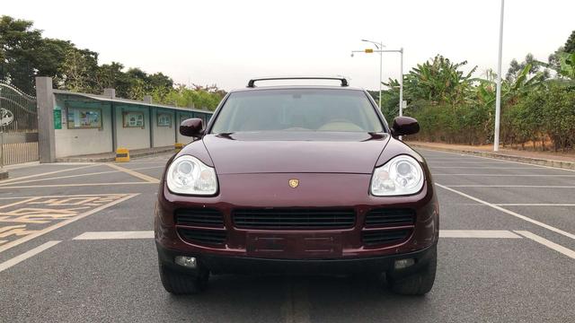 这辆保时捷卡宴售价5万,外观时尚流畅,虽然是老款但风采依旧