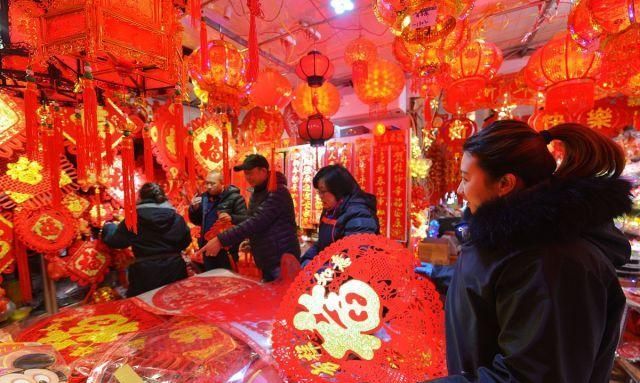中国节、灯笼、对联等春节饰品开始热销，青岛批发市场购物红火