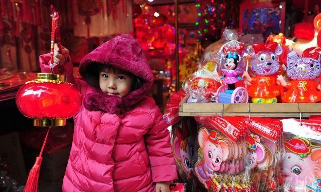 中国节、灯笼、对联等春节饰品开始热销，青岛批发市场购物红火