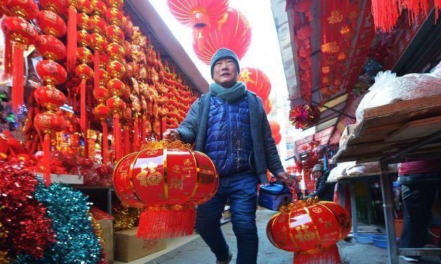 中国节、灯笼、对联等春节饰品开始热销，青岛批发市场购物红火