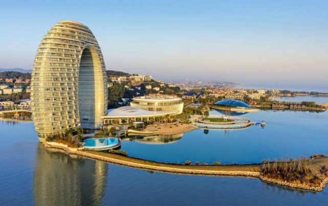 中国造独特七星级酒店,耗资15亿打造,却被吐槽像"马桶盖"