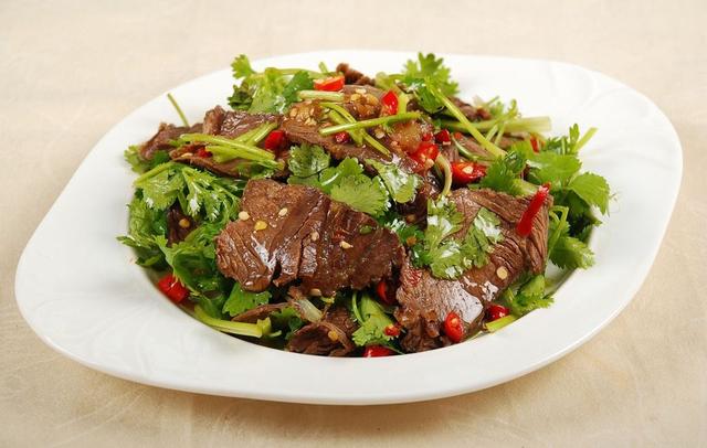 简单易学的凉拌牛肉香辣酥嫩下酒佐饭皆宜