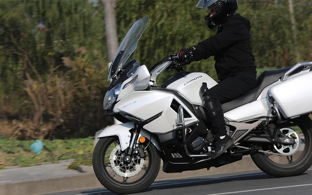 从外形上来看,现款的春风650tr-g的外形非常的庞大,飞翼状的大灯组看