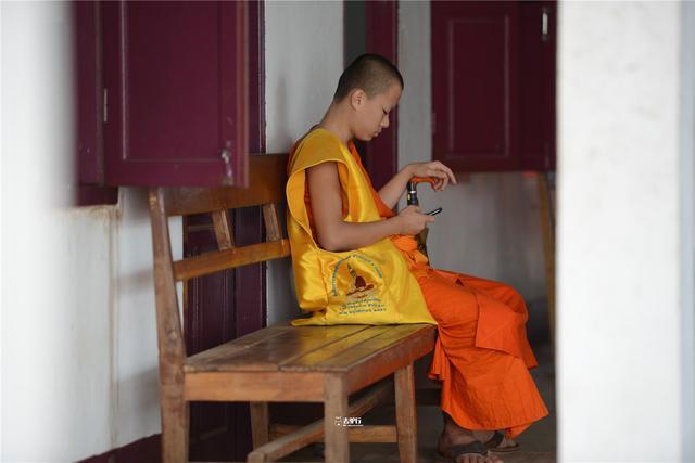 老挝少年和尚们的生活有人抽烟玩手机有人潜心读书考大学还俗