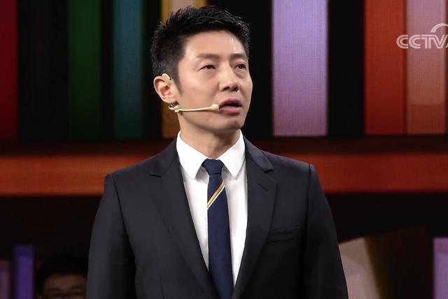 朱婷上撒贝宁《开讲啦》,登台给小撒深鞠一躬,也给观众行礼