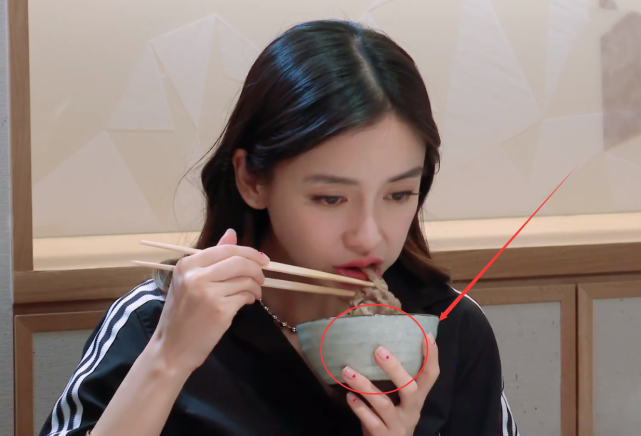 杨颖吃饭生图火了,一大碗米饭还有肉,谁注意赵今麦的碗亮了