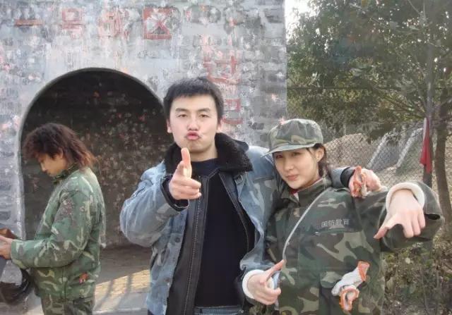 雷佳音与妻子翟煦飞逛街，购物车塞满，结婚10年甜蜜如初