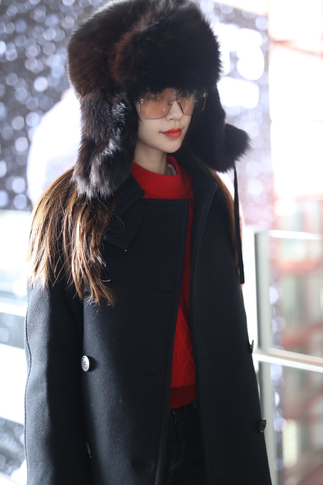 杨颖戴超大"雷锋帽"走机场,太显五官小巧了!一身红黑配太时髦