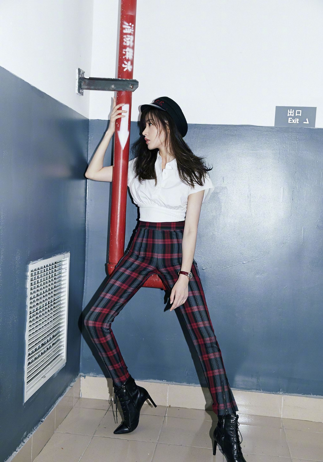 张天爱现身机场,穿连帽卫衣配牛仔裤,戴渔夫帽简单帅气