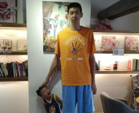 广东青年队徐昕,身高超2.17米,有望接班易建联吗?