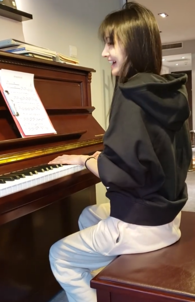 郑爽"弹钢琴"生图火了,镜头放大手腕处后,手上戴的东西成亮点