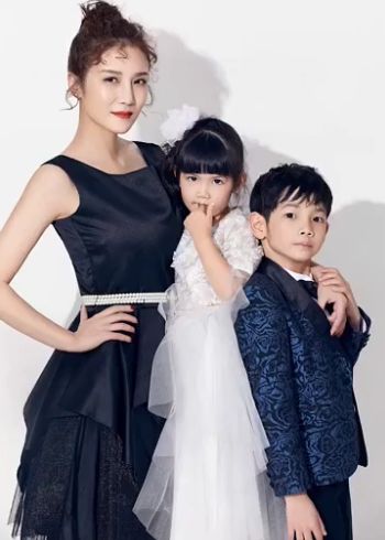 懒理杨烁教育方式争议,王黎雯不受影响晒带孩子跳舞视频场面欢脱