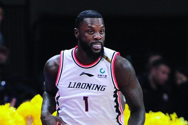 球场上技不如人,只好打人?辽篮外援一过分举动惹争议!