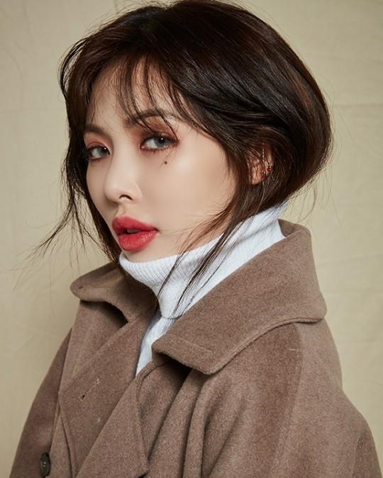 泫雅拍美妆写真红唇魅惑 皮衣裹香肩眼神撩人