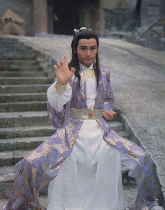 苗侨伟四幅古装剧照,均在卖力练习武打招式,你知道哪个是杨康吗