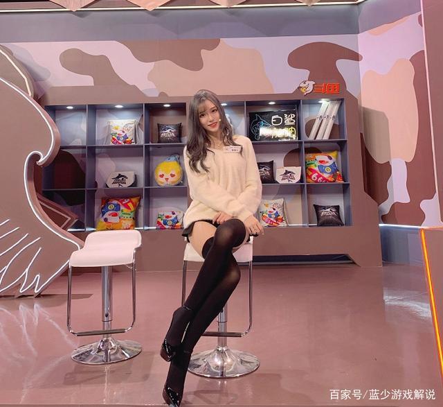 腐团儿酒店自拍,动图展示"字母丝袜",蹲下的姿势让