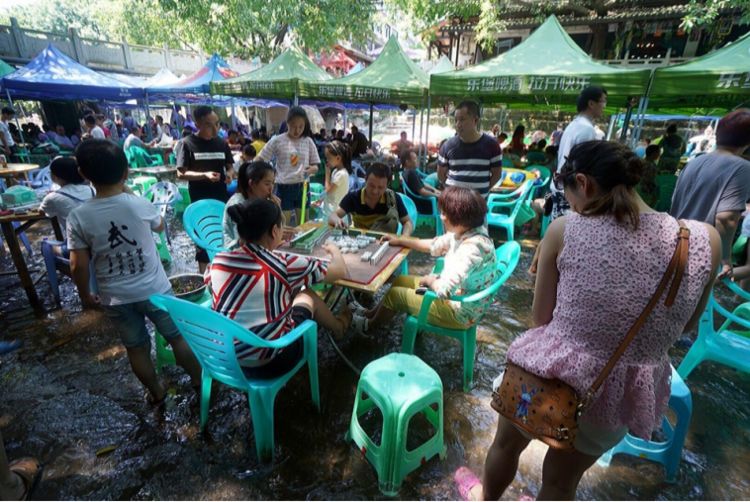 重庆深山这座百年古镇,是被遗忘的人间净土,当地人在河中打麻将