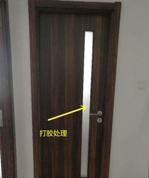 本以为木工活呆板看到师傅手工打制的木门嵌入长虹玻璃