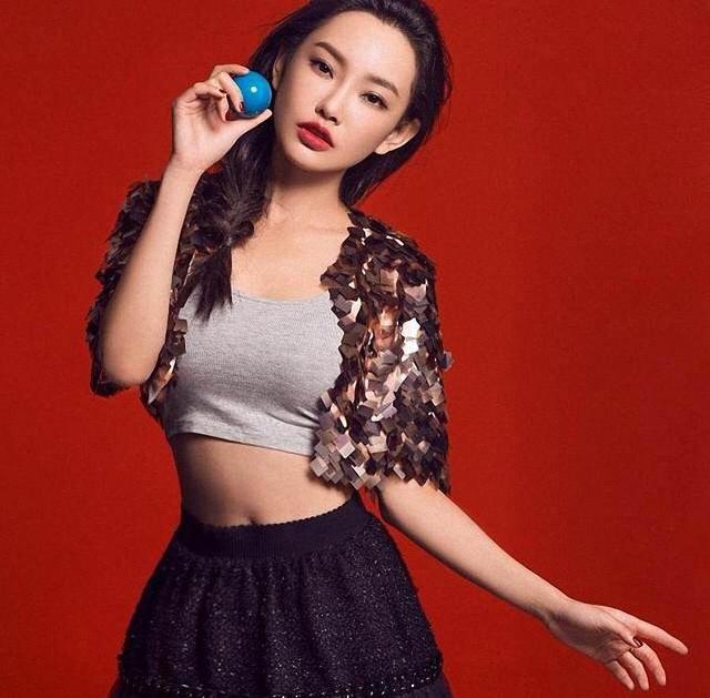 被王晶发掘时才读大二,拍3部电影狂捞26亿,今成"最美晶女郎"