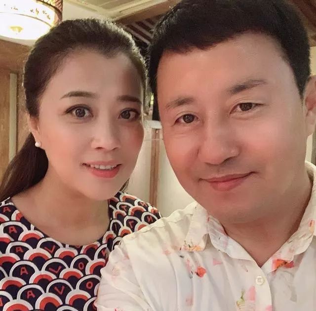 55岁"王长贵"与小19岁娇妻合影,老婆肤白貌美,网友:像父女