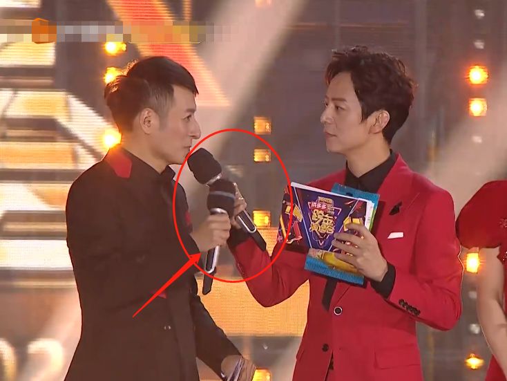 李维嘉话筒出故障谁注意到何炅下意识的反应快到差点没发现