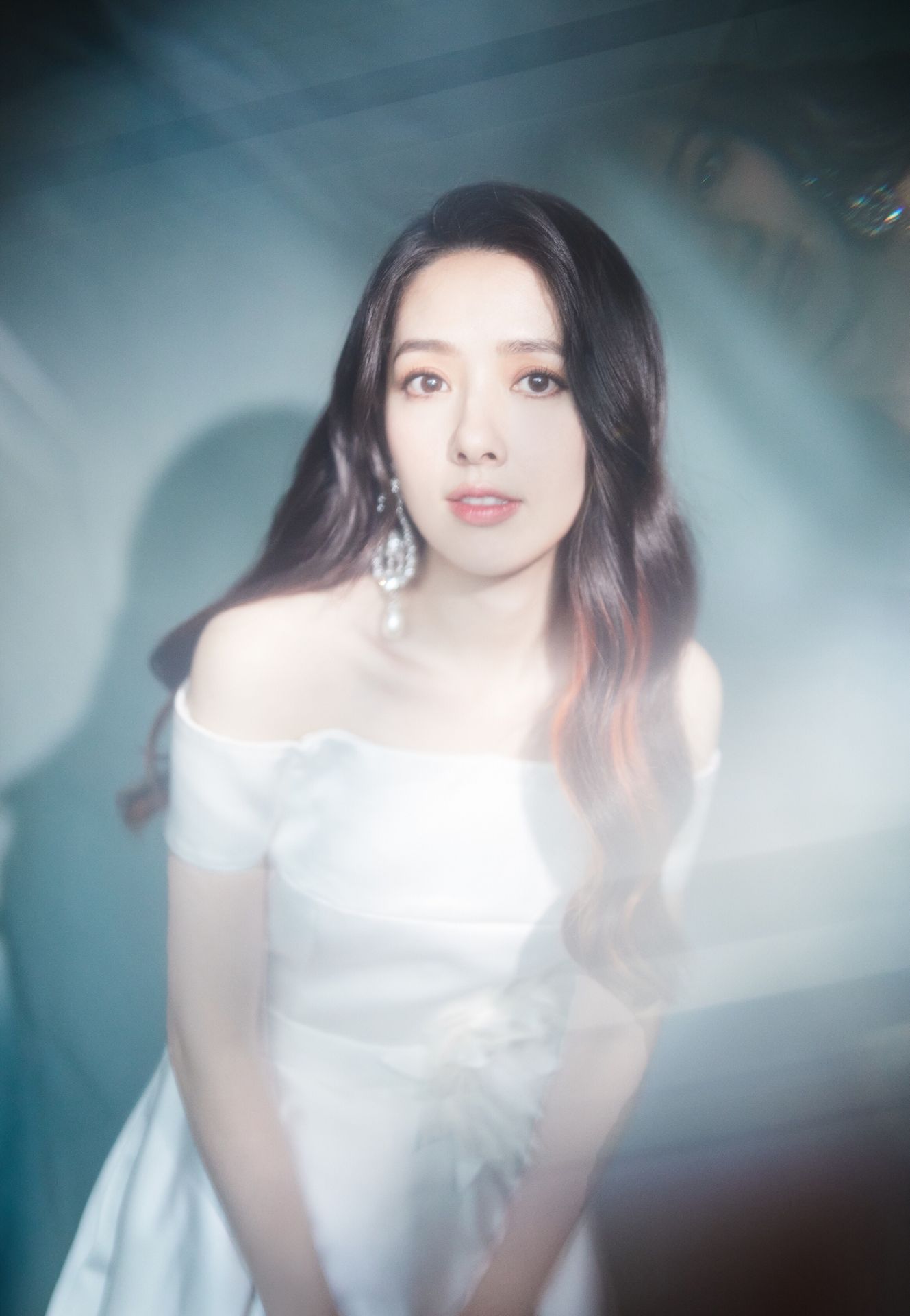 郭碧婷穿白色超美,搭配朦胧美拍摄手法,很有意境