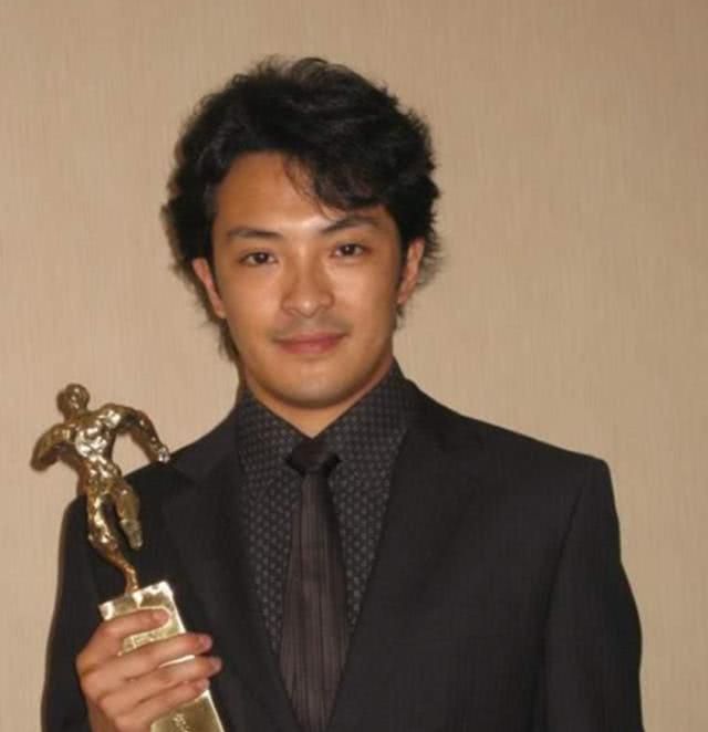 他三夺影帝征服宁静,却无戏拍,结婚9年仍买不起房