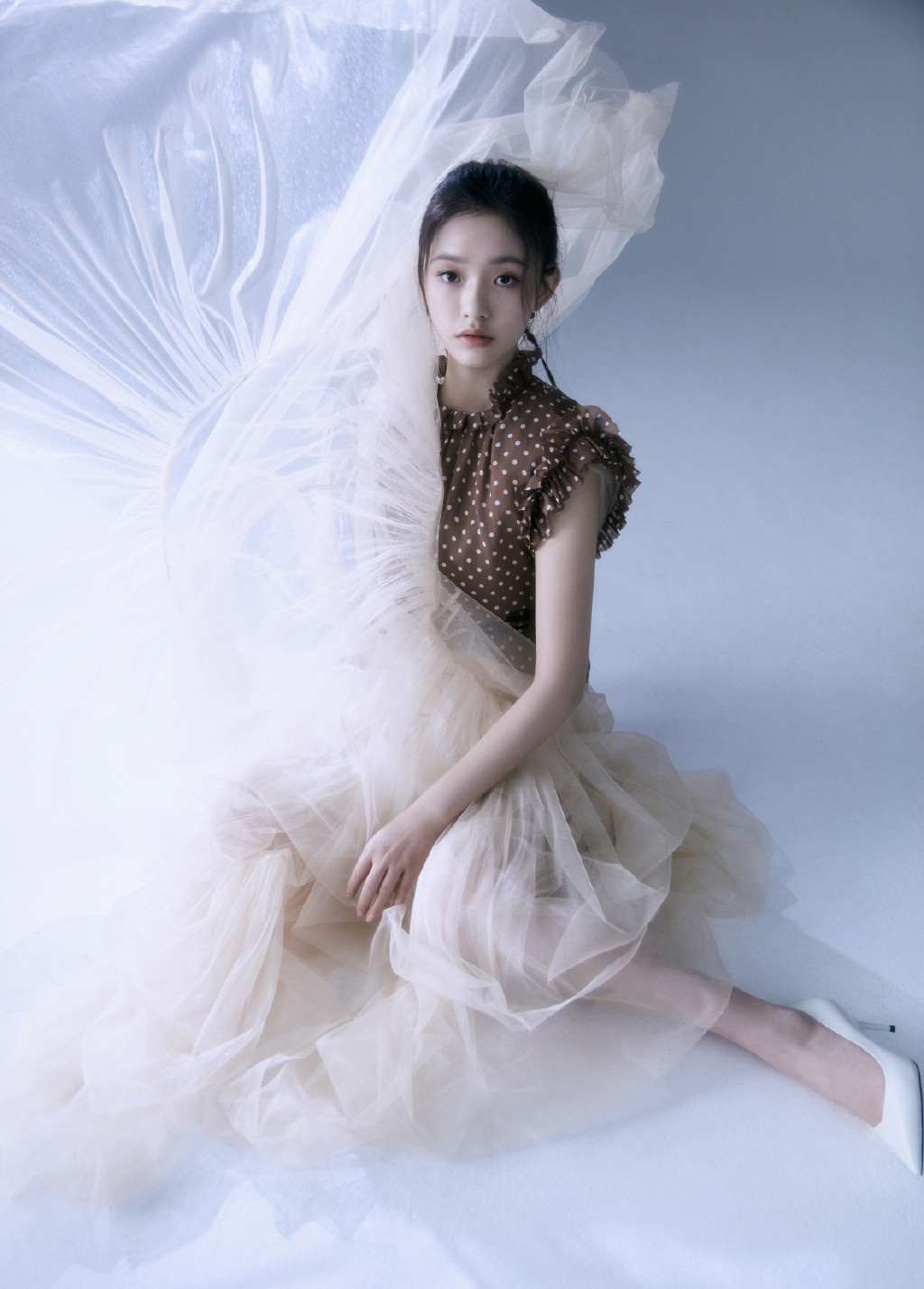 与12万人竞争成"星女郎",今穿波点上衣轻纱裙,美得复古迷人