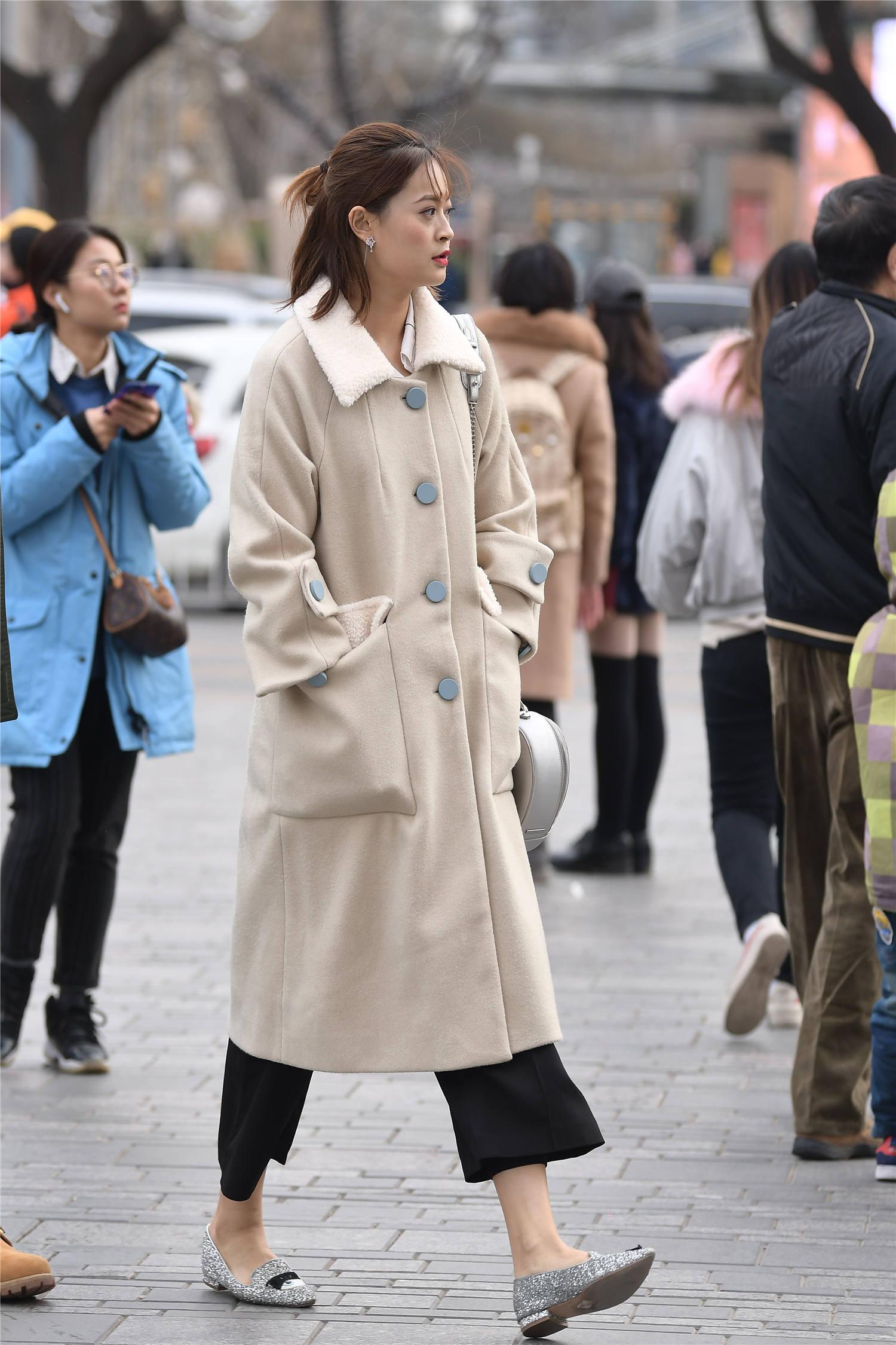 米色的羊羔毛大衣,搭配一双亮片平底鞋,简约时尚还大气