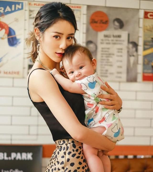 张馨月婚后首晒美照手抱混血婴儿引热议两人像真实母子一样