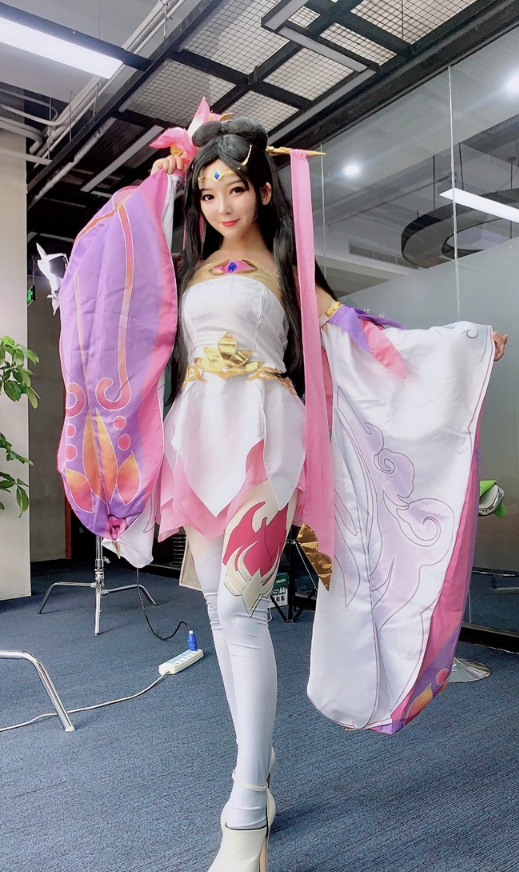 小姐姐cos貂蝉,看到脚上的"45度鞋",网友:是我学不来的__财经头条