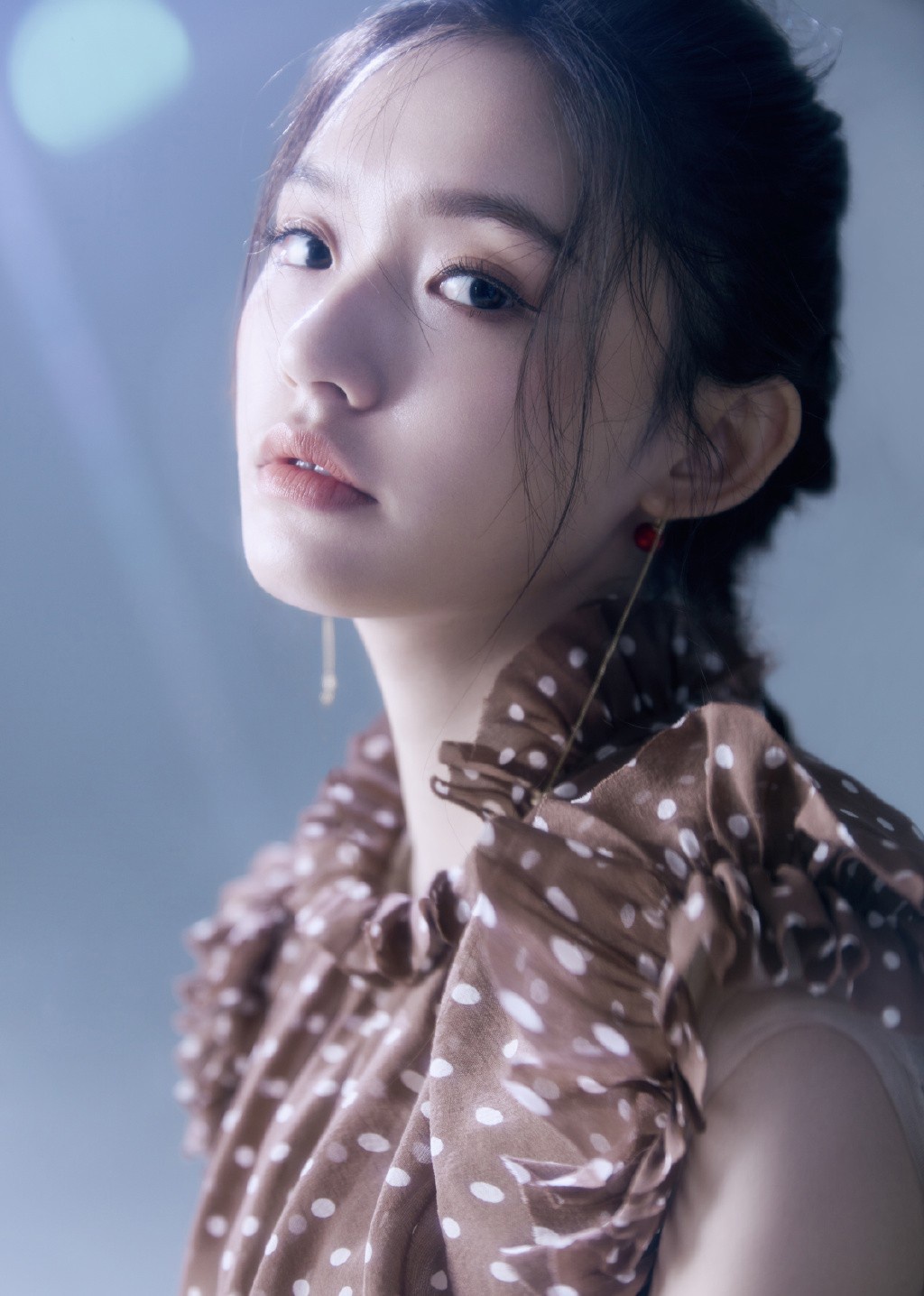 与12万人竞争成"星女郎",今穿波点上衣轻纱裙,美得复古迷人