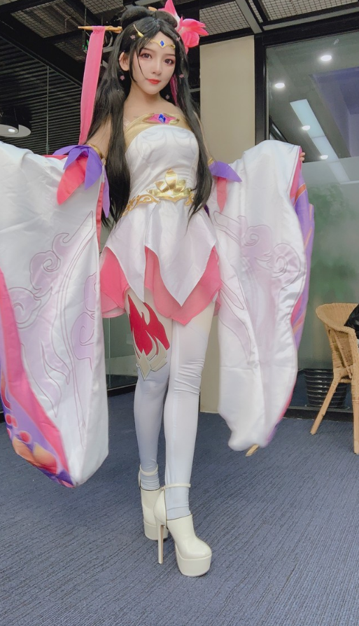 小姐姐cos貂蝉,看到脚上的"45度鞋",网友:是我学不来的__财经头条