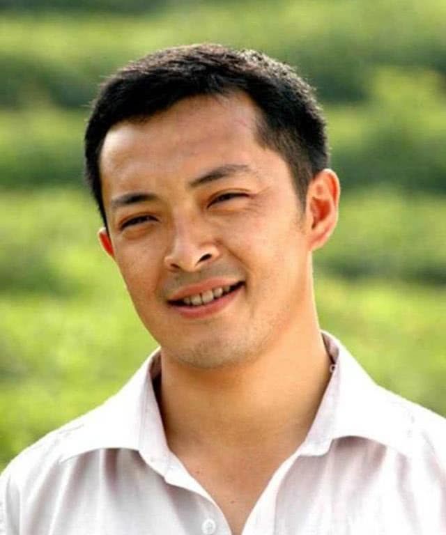 他三夺影帝征服宁静,却无戏拍,结婚9年仍买不起房