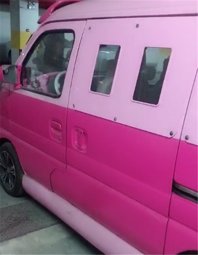 "10个车窗"的长安面包车,外观是"大众t2",全车粉色很骚气