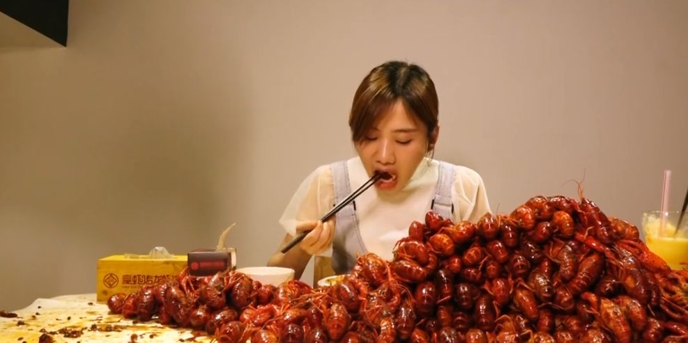 密子君吃88斤"小龙虾",店老板却出卖了她,网友:吃不起还装