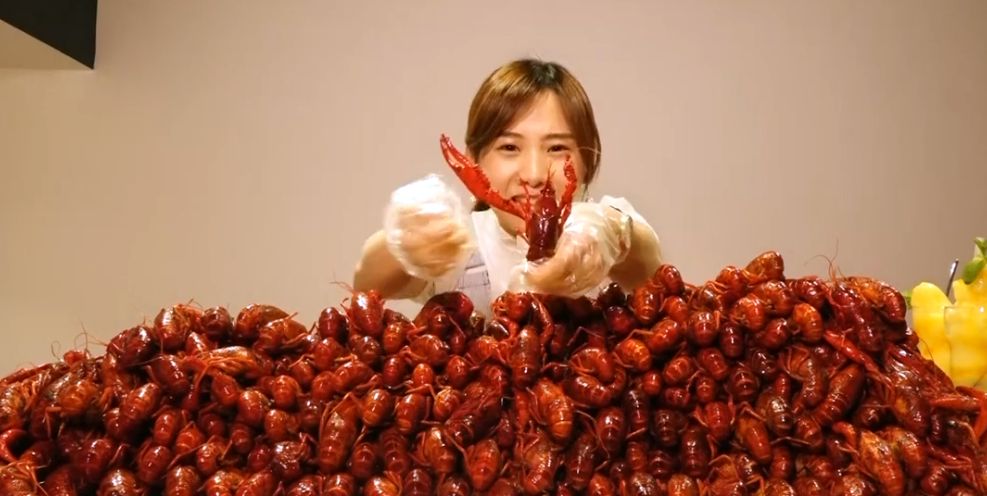 密子君吃88斤"小龙虾",店老板却出卖了她,网友:吃不起还装