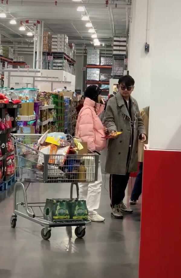 雷佳音与妻子翟煦飞逛街，购物车塞满，结婚10年甜蜜如初