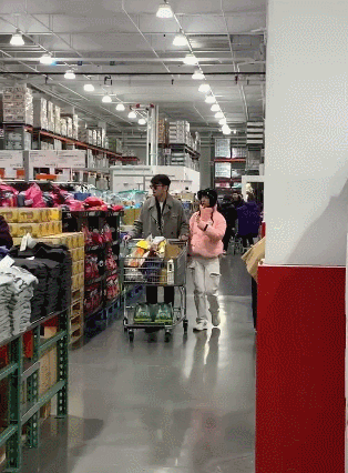 雷佳音与妻子翟煦飞逛街，购物车塞满，结婚10年甜蜜如初