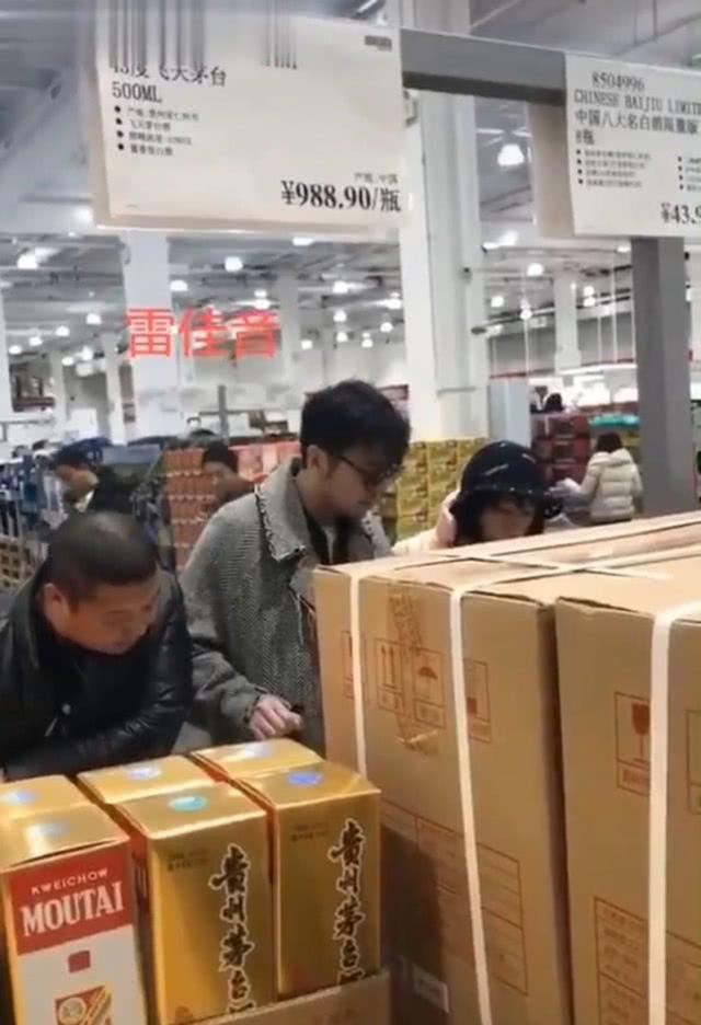 雷佳音与妻子翟煦飞逛街，购物车塞满，结婚10年甜蜜如初